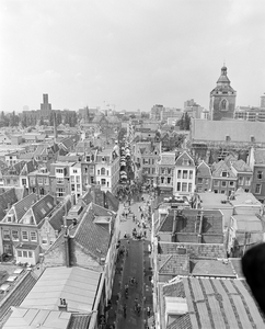 884987 Overzicht van de Maartensbrug en de Zadelstraat met omgeving te Utrecht, vanaf de Domtoren, tijdens de ...